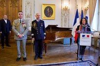 Le général Ivan Martin, attaché de Défense, a par ailleurs remis les insignes de chevalier de la Légion d'Honneur au capitaine de frégate Patrick Musique, attaché naval.