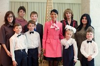 Jeanine Arnoldy-Sich, présidente de la fondation russe Capital of Mercy, avec les enfants du centre Ioujny