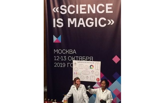 Démonstration de chimie par Universcience à l'université Lomonossov